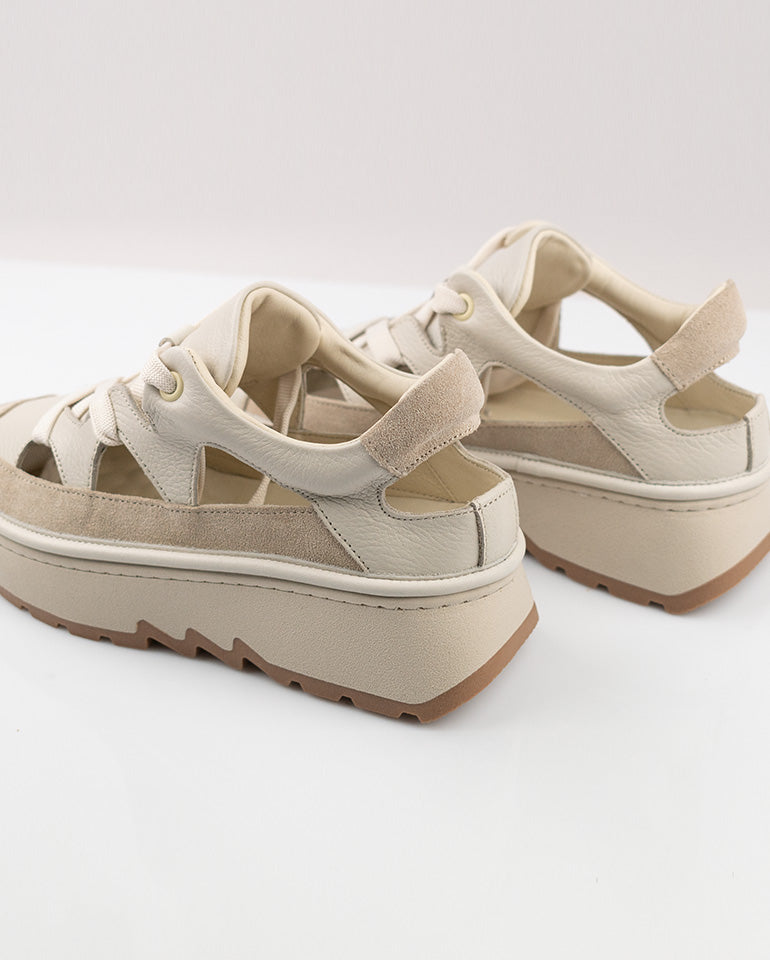 Камелия - Естествена кожа в бежово