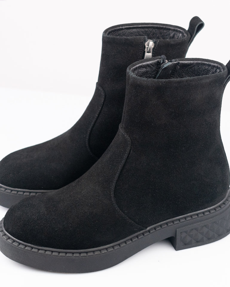 Хилъри - Естествен велур в черно