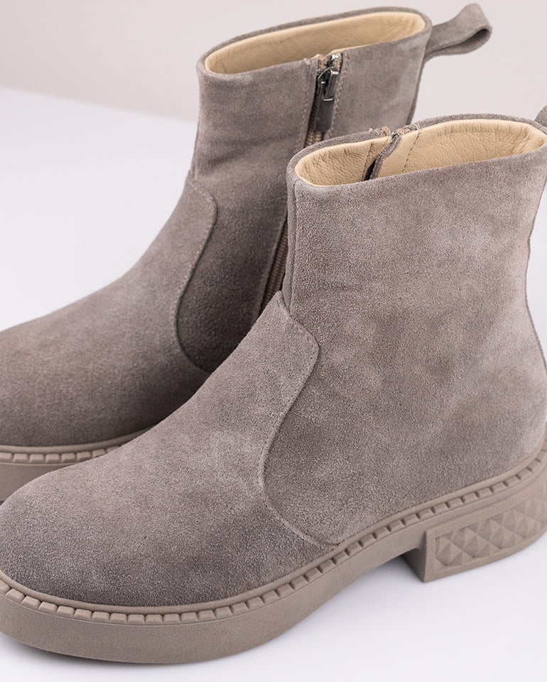 Хилъри - Естествен велур в бежово