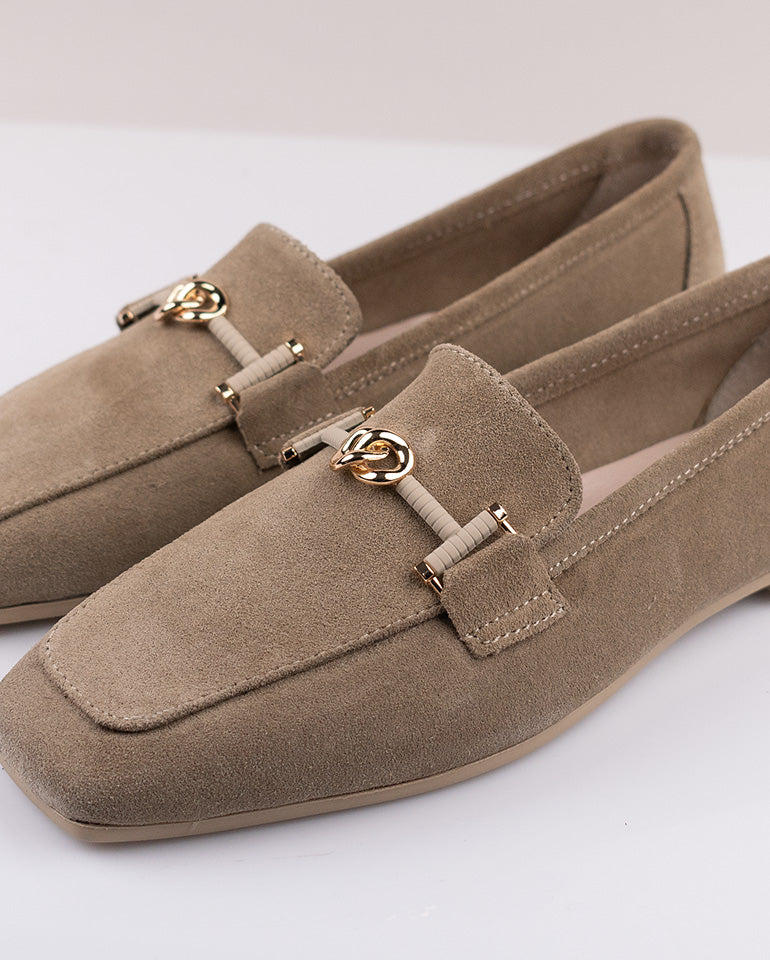 Амира - Естествен велур в бежово