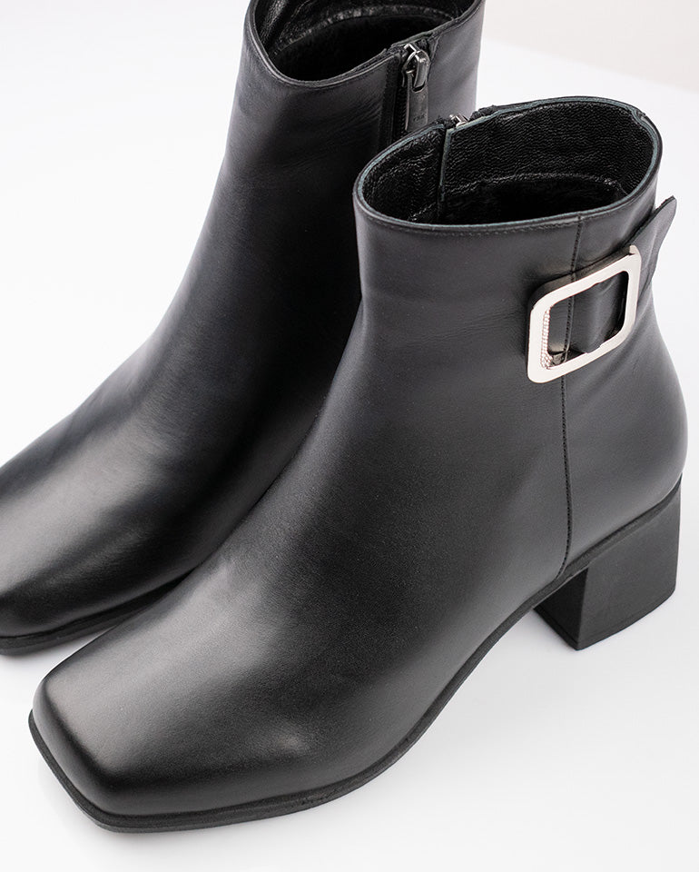 Селена - Естествена кожа в черно