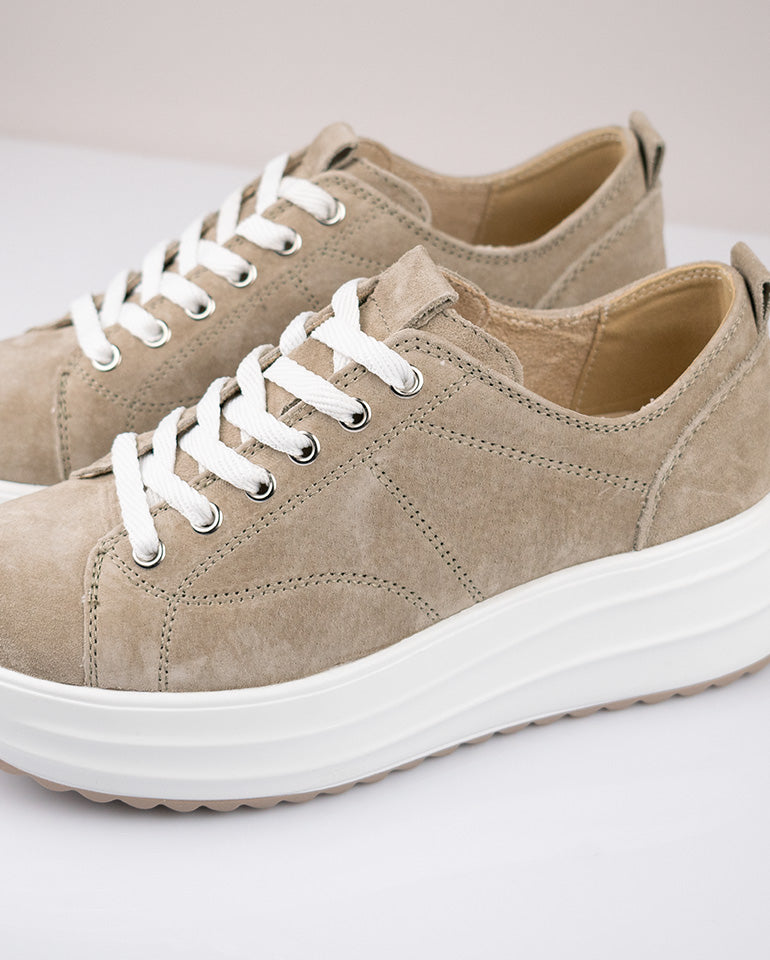 Нова - Дамски ежедневни маратонки в бежово