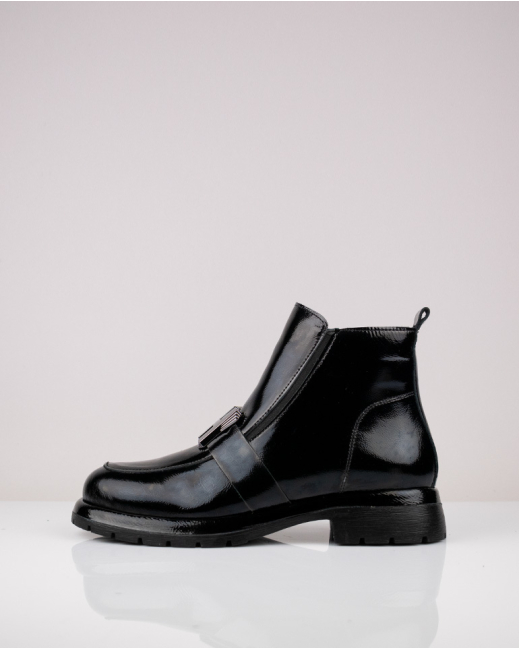 Естествен лак в черно