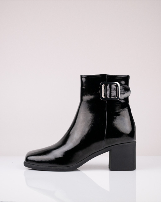 Естествен лак в черно